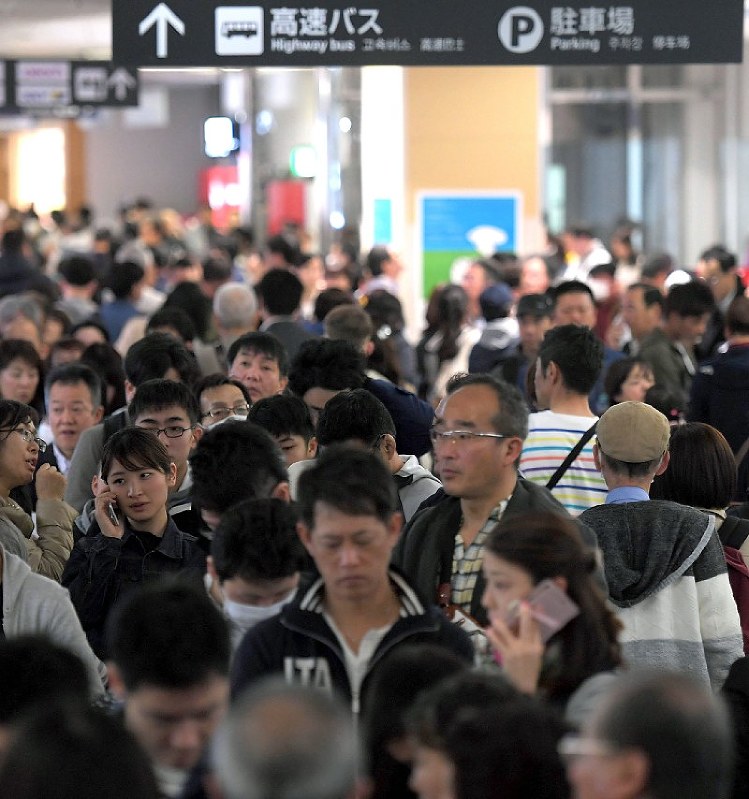 福岡空港 春休み客などでごった返す 滑走路一時閉鎖 毎日新聞 福岡空港 春休み客などでごった返す 滑走路一時閉鎖 毎日新聞