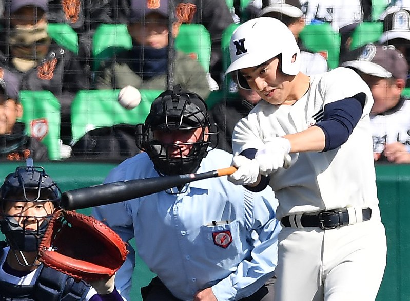 【由利工-日大三】四回裏日大三無死、日置が左越え本塁打を放つ=阪神甲子園球場で2018年3月24日、平川義之撮影