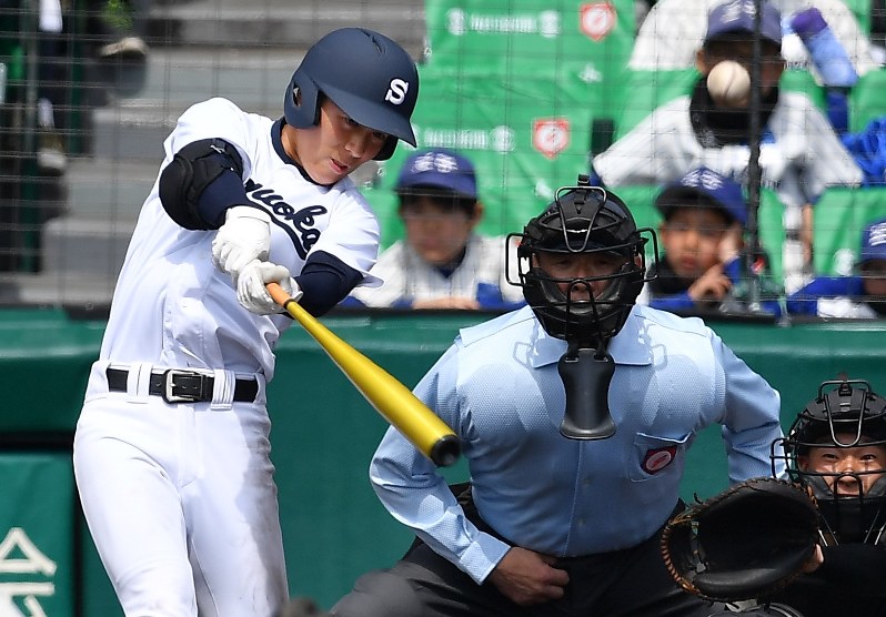 【駒大苫小牧-静岡】三回裏静岡2死一、二塁、斎藤が左越え2点三塁打を放つ=阪神甲子園球場で2018年3月24日、平川義之撮影