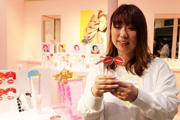 資生堂 期間限定でメーク体験できるストア オープン 毎日新聞