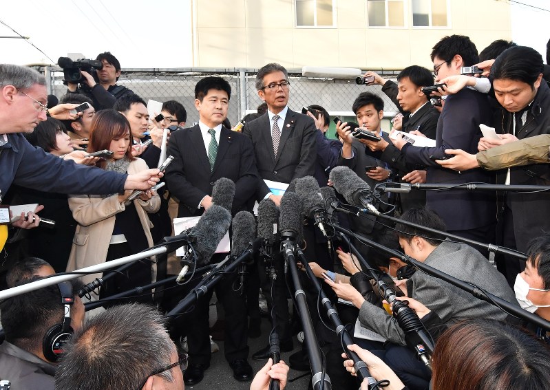 籠池泰典被告との接見を終えて、取材に応じる共産党の宮本岳志衆院議員(中央右)と希望の党の今井雅人衆院議員(同左)=大阪市都島区の大阪拘置所で2018年3月23日午後5時10分、小関勉撮影