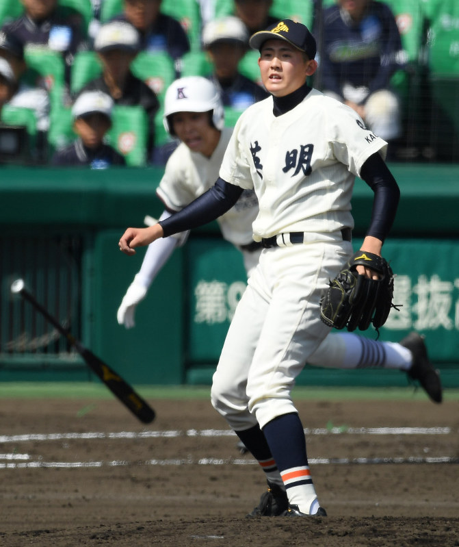 【国学院栃木-英明】三回表国学院栃木2死一、二塁、毛塚に右中間2点三塁打を許し、打球の行方を見る黒河=阪神甲子園球場で2018年3月23日、久保玲撮影