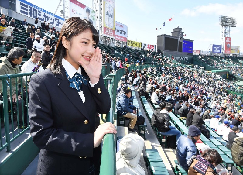 選手たちに声援を送るセンバツ応援イメージキャラクターの玉田志織さん=阪神甲子園球場で2018年3月23日午前、山崎一輝撮影