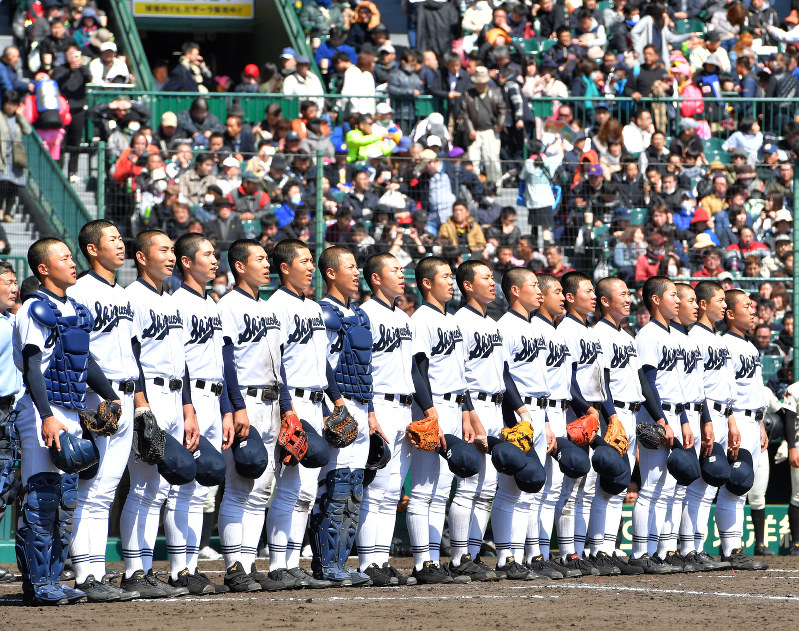 初戦を突破し、校歌を歌う静岡の選手たち=阪神甲子園球場で、森園道子撮影