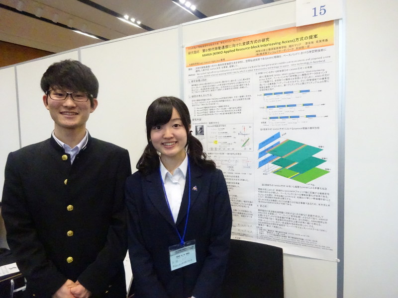 電子情報通信学会の横須賀高のブースには2人の説明を聞きに多くの業界関係者が訪れた=東京都足立区で