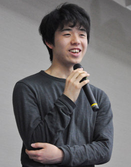 第１５回詰将棋解答選手権チャンピオン戦で４連覇を達成し取材に応じる藤井聡太六段＝名古屋市中区で２０１８年３月２５日午後４時４６分、三上剛輝撮影