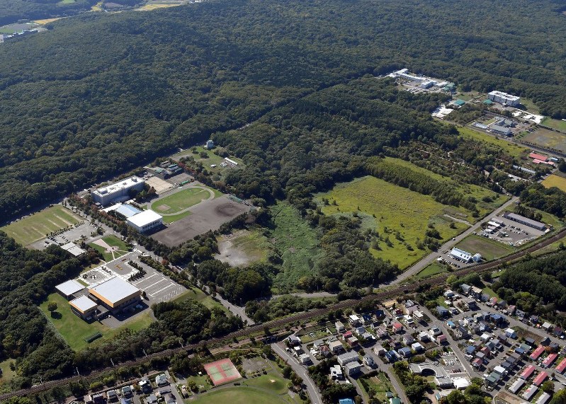 日本ハム新球場候補地のきたひろしま総合運動公園周辺=本社機「希望」から竹内幹撮影