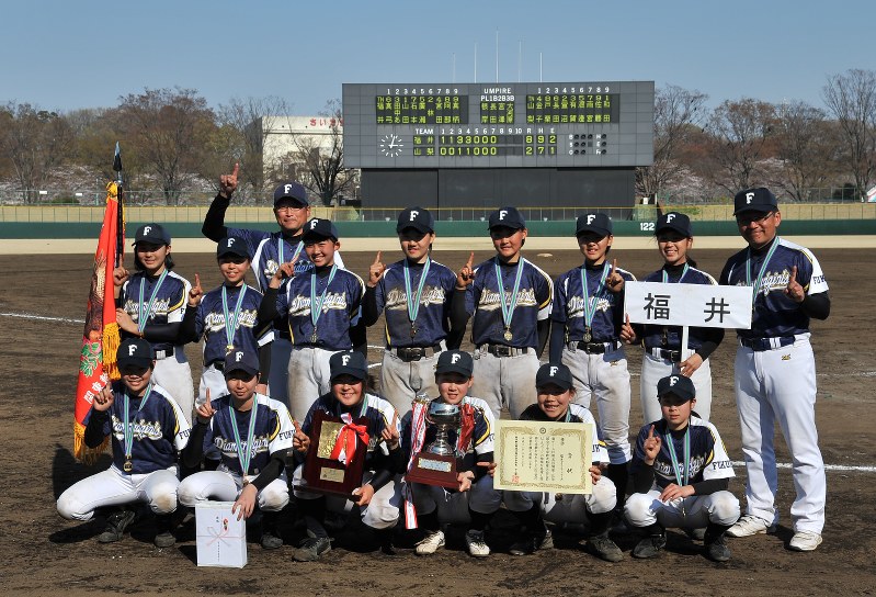 初優勝した福井ダイヤモンドガールズ=さいたま市大宮区の市営大宮球場で
