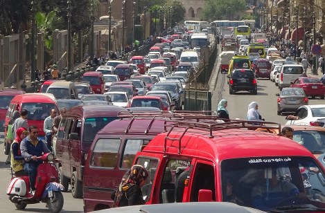 渋滞の列が途切れないカイロ市内。人口爆発時代を支えるエジプトの経済再建は大統領選の焦点の一つだ＝カイロで２０１７年４月１日、篠田航一撮影