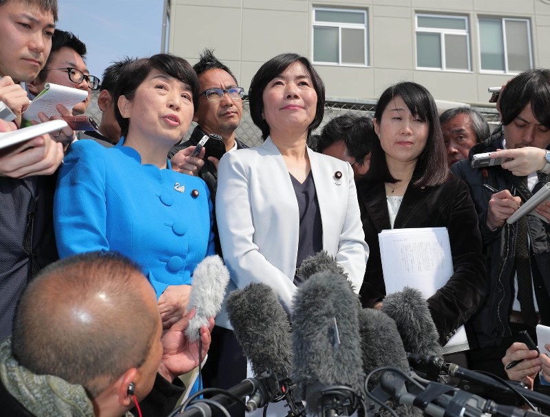 籠池泰典被告との接見後、質問に答える(左から)社民党の福島瑞穂氏、自由党の森裕子氏、民進党の矢田稚子氏=大阪市都島区で2018年3月26日午前10時19分、三村政司撮影