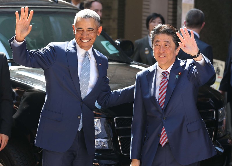 会食のため安倍晋三首相(右)と会うオバマ前米大統領=東京都中央区で2018年3月25日午後1時52分、宮武祐希撮影