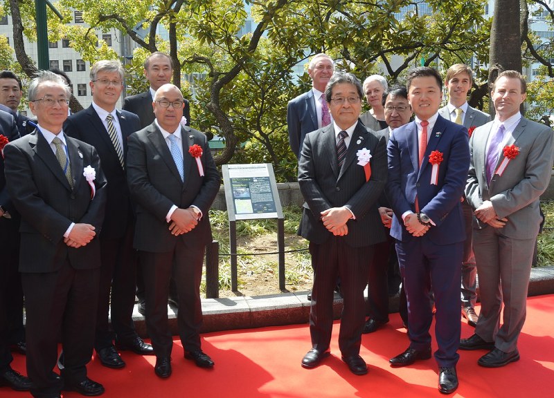 姉妹ストリート協定の記念碑を除幕し、締結を祝うメルボルン市と大阪市の関係者=大阪市北区で2018年3月23日午前11時34分、椋田佳代撮影