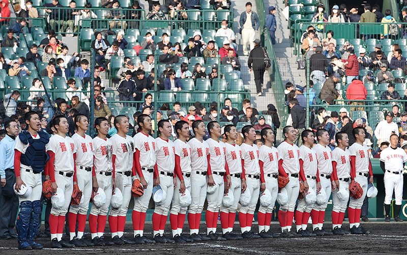 初戦を突破し、校歌を歌う智弁学園の選手たち=阪神甲子園球場で、平川義之撮影