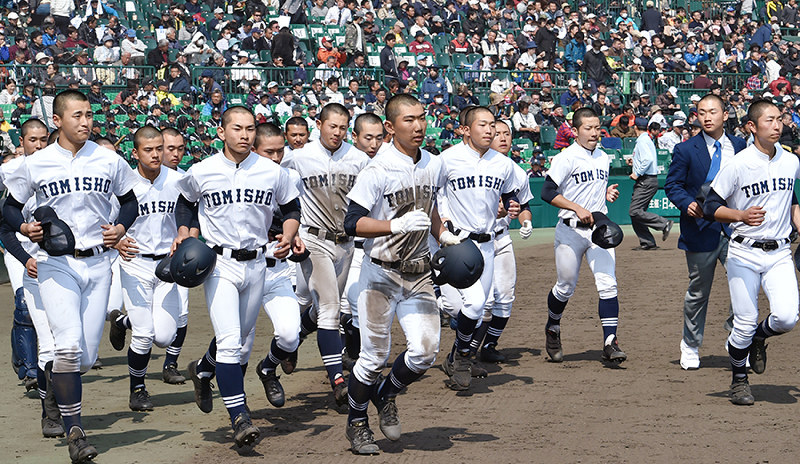試合後、アルプススタンドにあいさつに向かう富山商の選手たち=阪神甲子園球場で、平川義之撮影