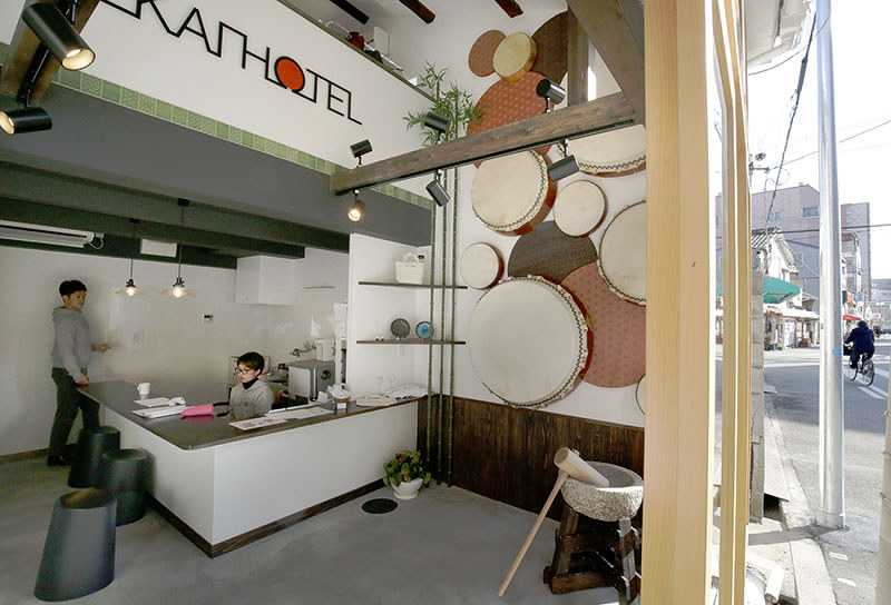 古民家をリフォームし民泊として営業する「SEKAI HOTEL」のフロント。宿泊施設も周辺の空き家を改装した一戸建てとなっている=大阪市此花区で、貝塚太一撮影