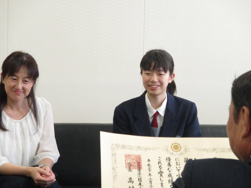 全日本書き初め大展覧会 最高賞 伊藤美佳さんが市長に受賞報告 青梅 東京 毎日新聞