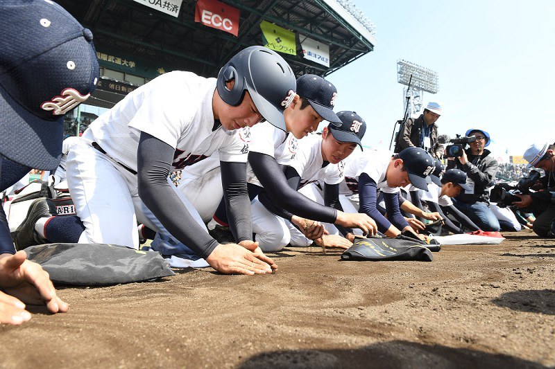 【伊万里-大阪桐蔭】試合後、甲子園の土を集める伊万里の選手たち=森園道子撮影
