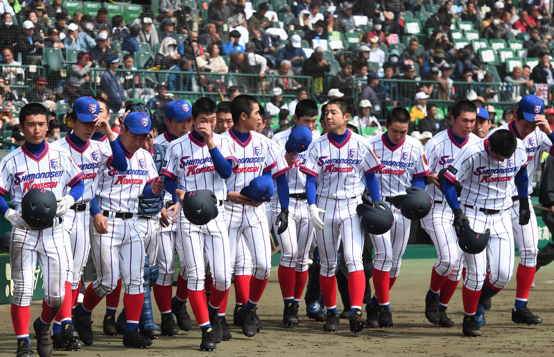 【下関国際-創成館】試合後、アルプス席にあいさつに向かう下関国際の選手たち