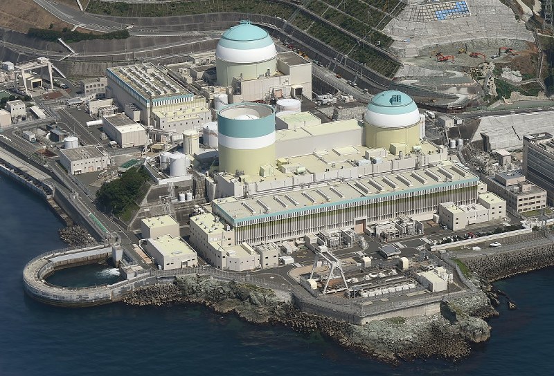 四国電力伊方原発(左手前から)1号機、2号機、奥が3号機=愛媛県伊方町で2015年5月17日、本社ヘリから久保玲撮影