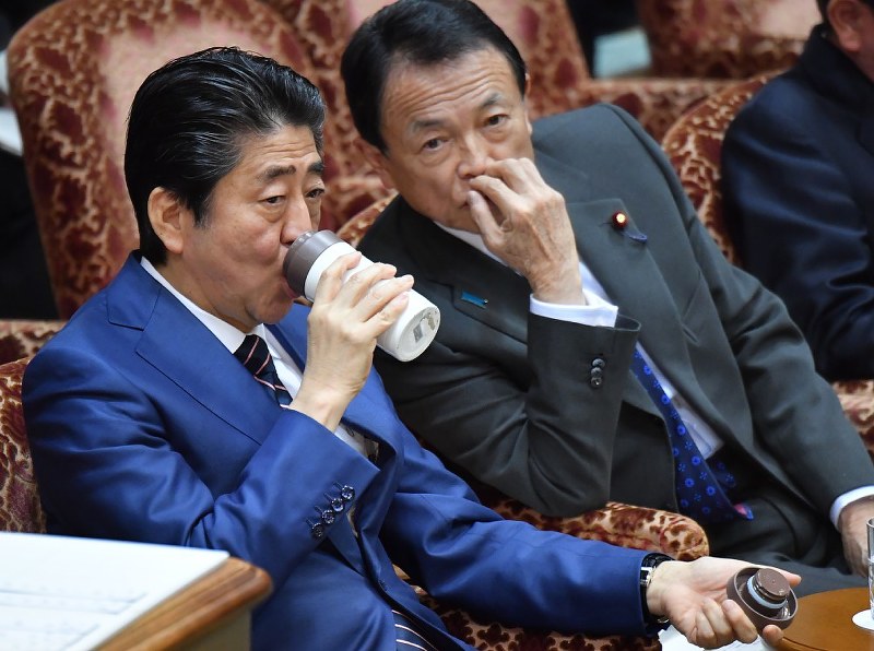 参院予算委の集中審議で、言葉を交わす安倍晋三首相(左)と麻生太郎財務相=国会内で26日午前11時12分、宮間俊樹撮影