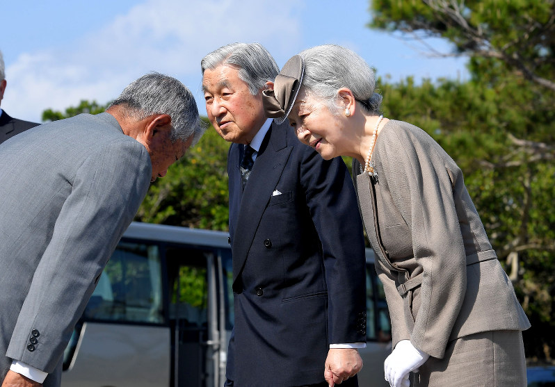 沖縄戦没者墓苑で戦没者遺族と対話される天皇、皇后両陛下=沖縄県糸満市で27日、津村豊和撮影