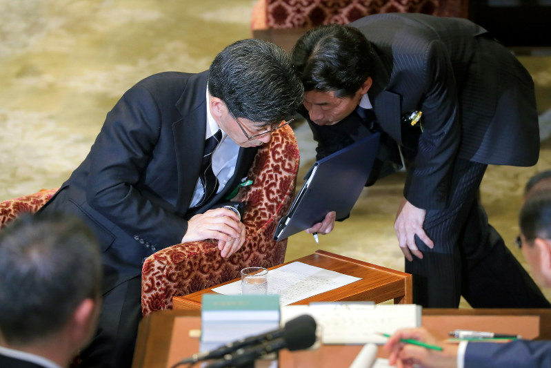 衆院予算委員会の証人喚問、補佐人と話す佐川宣寿前国税庁長官(左)=国会内で27日午後3時26分、和田大典撮影