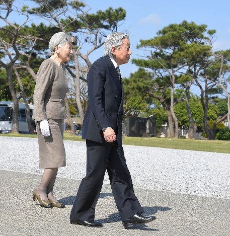 国立沖縄戦没者墓苑で献花に向かわれる天皇皇后両陛下＝沖縄県糸満市で２０１８年３月２７日午後３時８分、津村豊和撮影