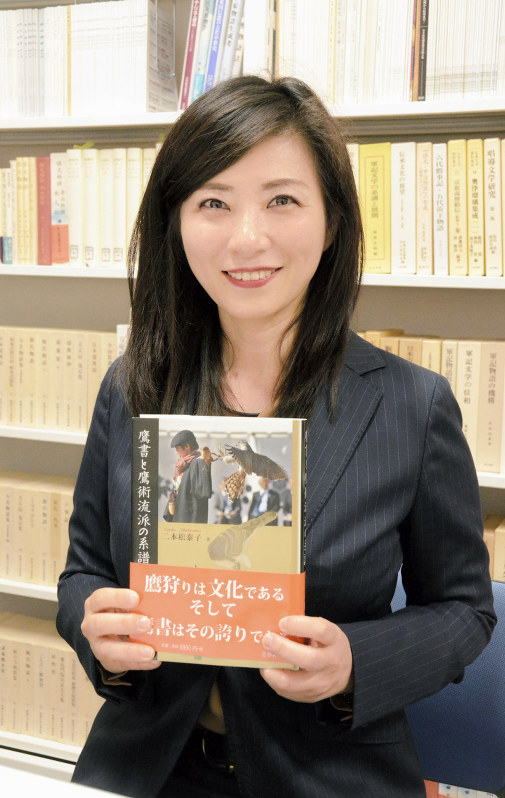 信州に関わりの深い鷹狩りの歴史を研究する二本松泰子准教授=長野市三輪8の県短期大で2018年3月19日、川辺和将撮影