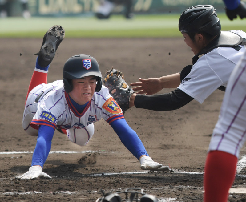 【下関国際-創成館】七回表下関国際2死二塁、甲山の右前打で浜松が本塁を狙うがタッチアウト(捕手・平松)=阪神甲子園球場で2018年3月26日、平川義之撮影