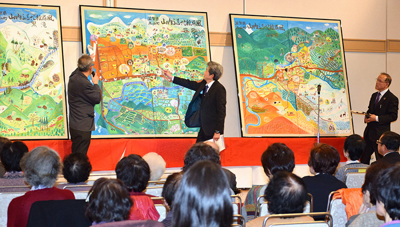 集落ごとに絵屏風を説明する住民ら=滋賀県甲賀市で、金澤恵子撮影