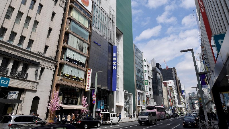 商業地で公示地価全国1位となった東京都中央区銀座の山野楽器銀座本店周辺=西本勝撮影