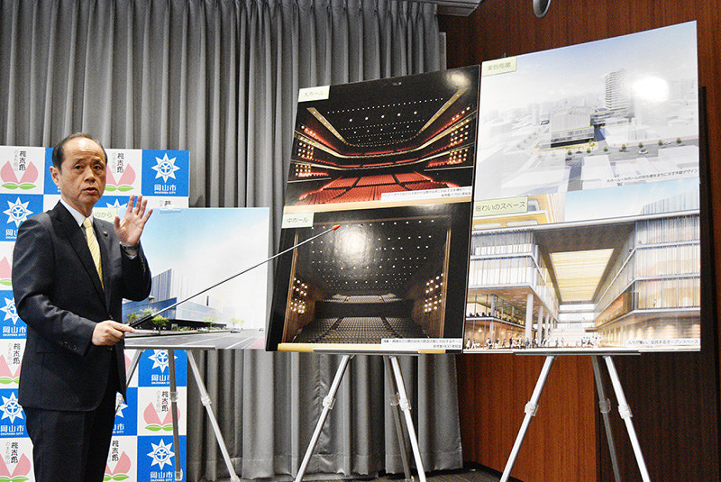 新市民会館の構造イメージについて説明する岡山市の大森雅夫市長=同市役所で、林田奈々撮影