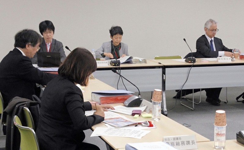 生活保護受給額の水準を議論した厚生労働省の専門家会議=東京都千代田区で2017年12月8日、熊谷豪撮影