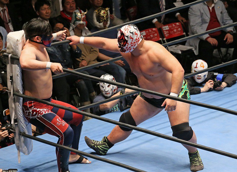 覆面だらけのプロレス：スタッフや取材者も着用、リング内外彩る [写真
