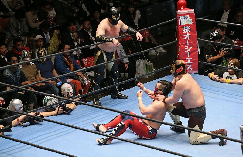 覆面だらけのプロレス：スタッフや取材者も着用、リング内外彩る [写真