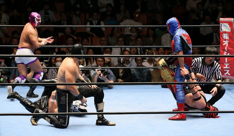 覆面だらけのプロレス：スタッフや取材者も着用、リング内外彩る [写真