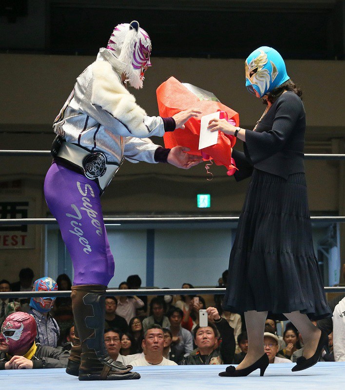 覆面だらけのプロレス：スタッフや取材者も着用、リング内外彩る [写真