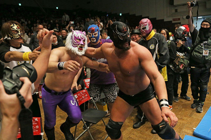 覆面だらけのプロレス：スタッフや取材者も着用、リング内外彩る [写真