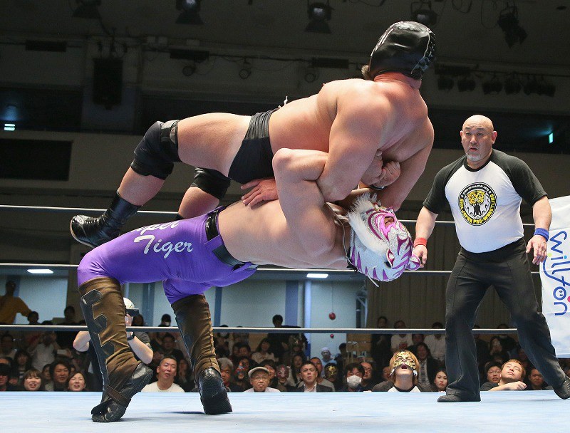 覆面だらけのプロレス：スタッフや取材者も着用、リング内外彩る [写真