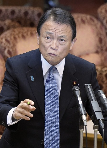 麻生太郎財務相＝渡部直樹撮影