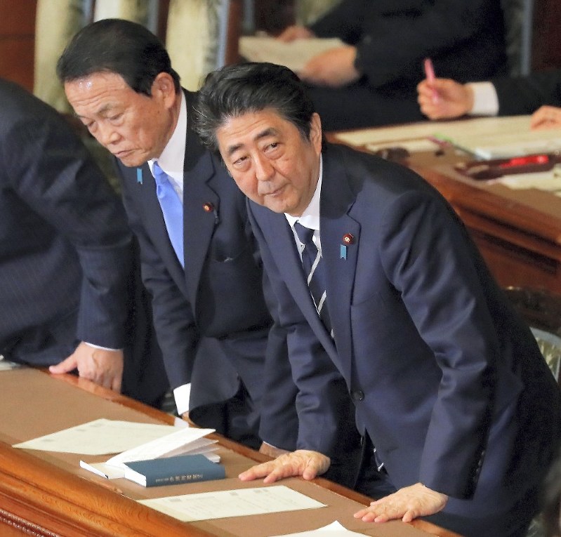 参院本会議で2018年度予算案が可決、成立し一礼する安倍晋三首相と麻生太郎副総理兼財務相=国会内で2018年3月28日午後7時11分、和田大典撮影