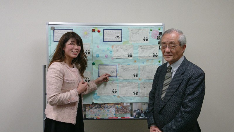 子どもたちから寄せられた相談を集めたパネルを前に話し合う今津孝次郎さん(右)と森慶恵さん。SNSに関する悩みも少なくない=名古屋市の愛知東邦大で