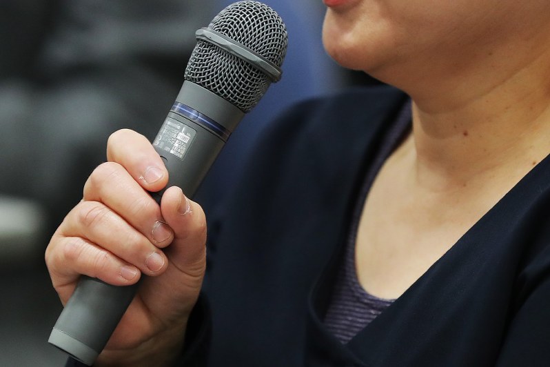 旧優生保護法の下で強制された不妊手術について国に損害賠償を求めた訴訟の第1回口頭弁論を終え、会見する原告の義理の姉=仙台市青葉区で2018年3月28日午後0時26分、喜屋武真之介撮影