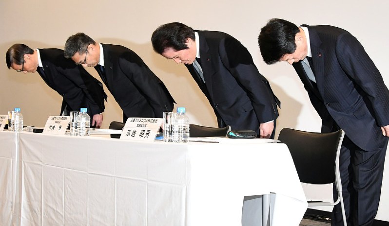 不正データ問題についての記者会見で頭を下げる三菱マテリアルの竹内章社長(右から2人目)ら=東京都文京区で2018年3月28日午後4時2分、根岸基弘撮影