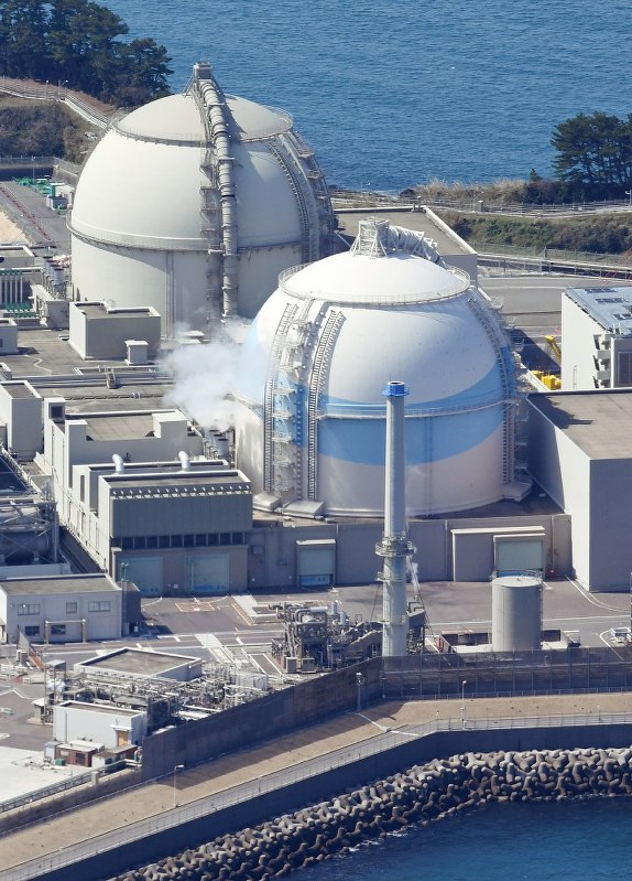 玄海原発3号機(手前)=佐賀県玄海町で2018年3月23日、本社ヘリから上入来尚撮影