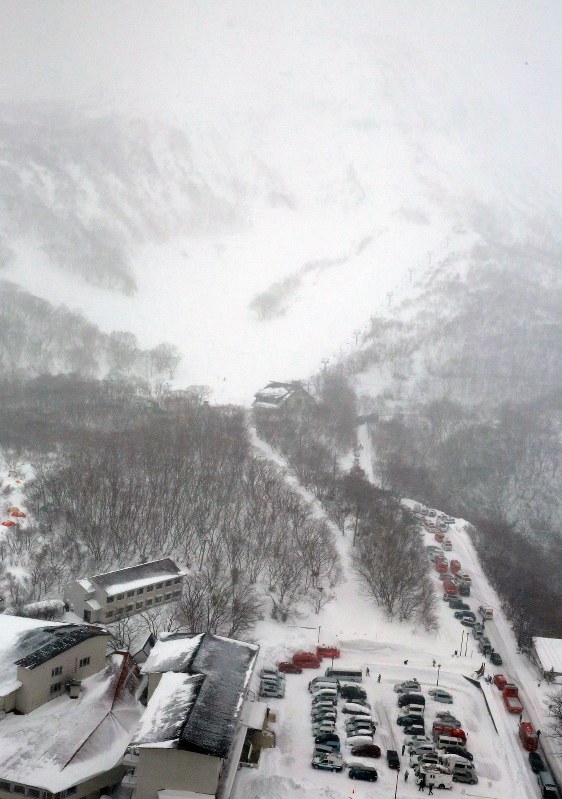 登山講習会に参加していた高校生らが雪崩に巻き込まれた那須温泉ファミリースキー場=栃木県那須町で2017年3月27日、本社ヘリから長谷川直亮撮影