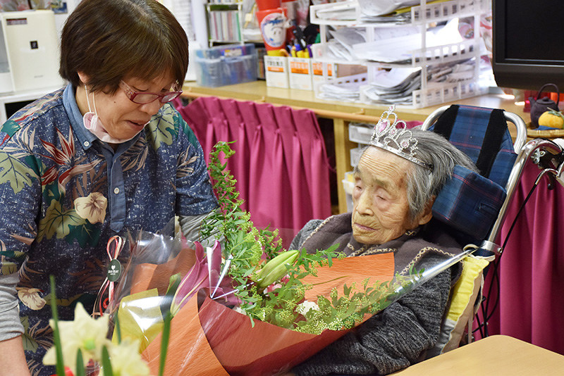 県内最高齢 野平さん １１１歳祝う 通所施設で誕生会 安佐北区 広島 毎日新聞