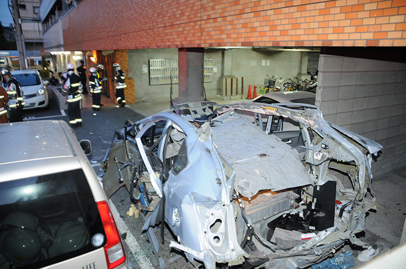 爆発で大破した乗用車=大阪市東淀川区のマンション駐車場で2018年3月29日午前5時34分、岡崎英遠撮影