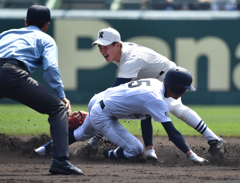 【日大三-三重】二回裏三重2死一塁、前出の二盗を阻止する日大三の日置航=阪神甲子園球場で、猪飼健史撮影