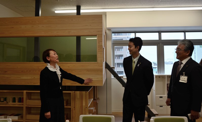 内覧会で谷信子園長(左)からツリーハウスの説明を受ける千葉市の熊谷俊人市長(中央)と市原市の小出譲治市長=千葉市中央区の植草学園千葉駅保育園で